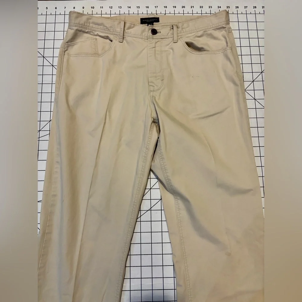 Banana Republic Men's Size‎ 33/30 Beige Straight Fit Pants